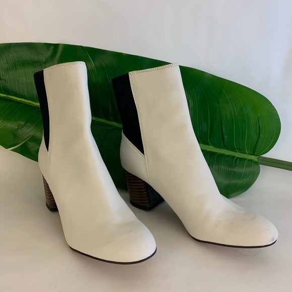 Dolce Vita White Booties. - Picture 3 of 6